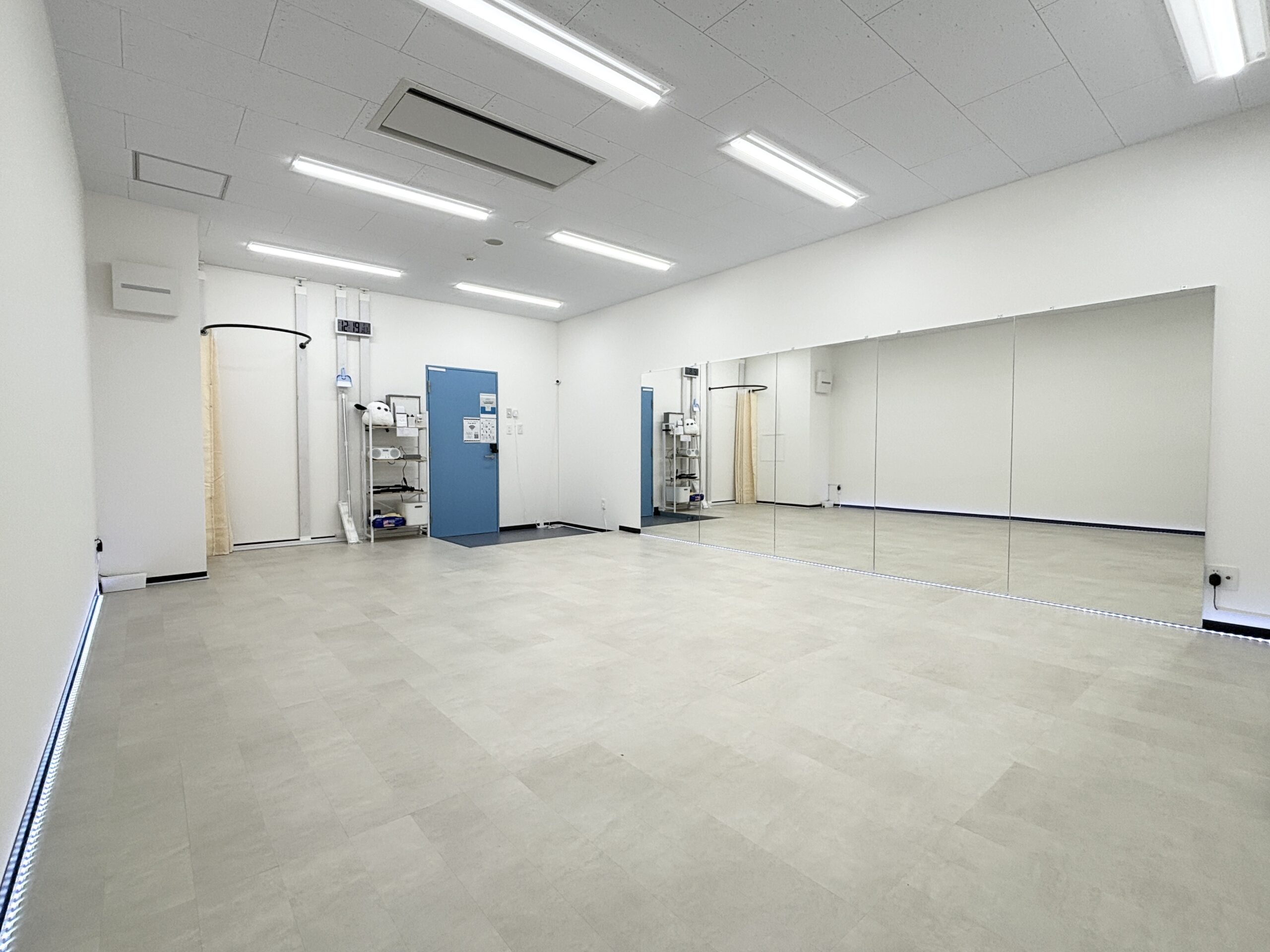 NORTHSPINすすきのの明るいスタジオと大型鏡